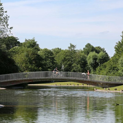 Eine Brücke führt über den See im Ostpark.