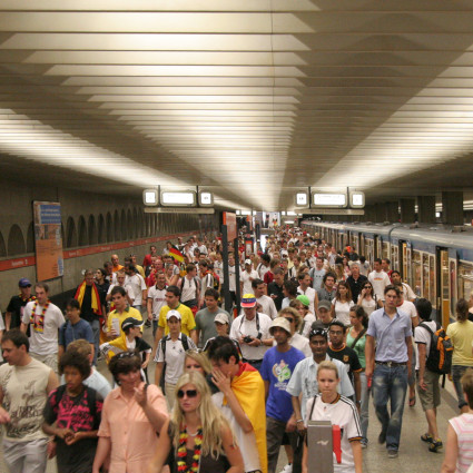 U-Bahnstation Olympiazentrum während einer Großveranstaltung, 2006