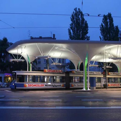 Blick auf die Tramstation Münchner Freiheit von der Leopoldstraße aus