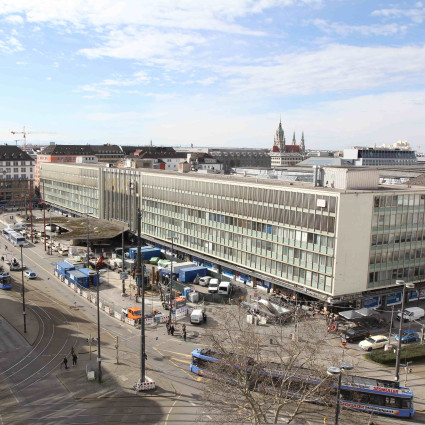 Blick vom Elisenhof auf das ehemalige Empfangsgebäude des Hauptbahnhofs, 2019