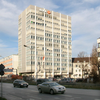 Blick auf das Agfa-Hochhaus über die Tegernseer Landstraße Richtung Norden, 2007
