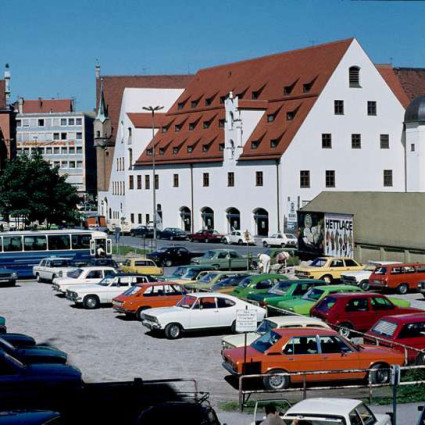Cars dominated the public space - even in front of the Stadtmuseum.