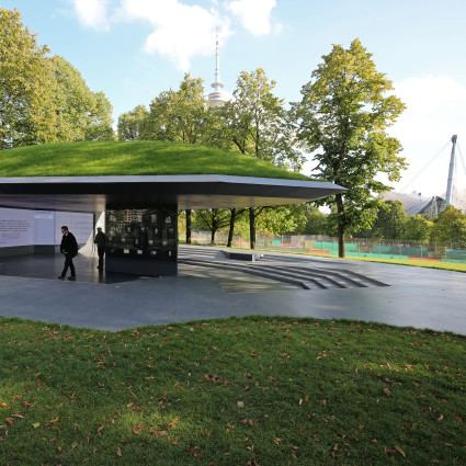 The memorial was designed by the architects Brückner & Brückner.