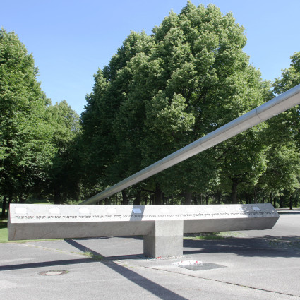 Der Klagebalken liegt am Verbindungsweg vom ehemaligen Olympiadorf zum Olympiastadion.