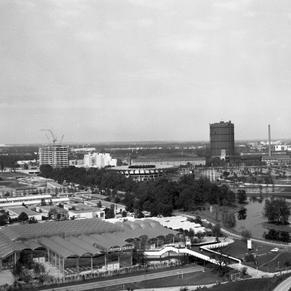 Blick vom Olympiaberg nach Westen über das Radsportstadion, 1972