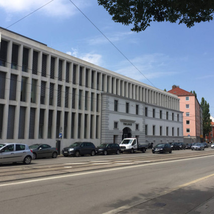 Blick auf die Firmenzentrale der Paulaner-Brauerei von der gegenüberliegenden Seite der Ohlmüllerstraße, 2018