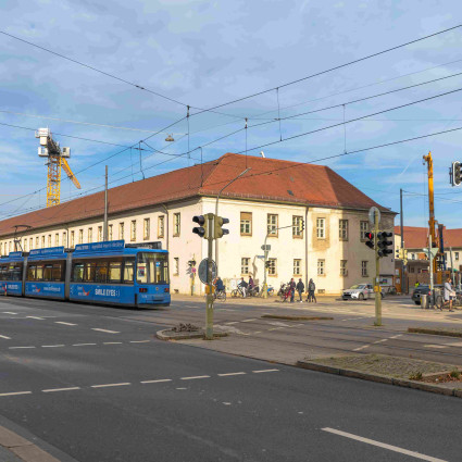 Ecke Arnulfstraße/Wredestraße: Der Postpalast liegt gut versteckt hinter der Blockrandbebauung.