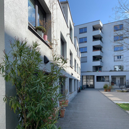 The inner courtyards are interconnected. Here, the residents have created small places of retreat.