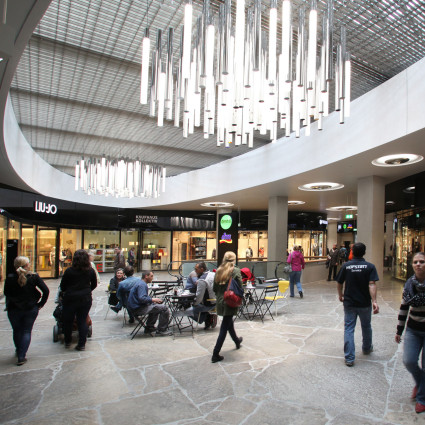 In the past, the Hofstatt was a hedged-off square. Today it is a popular shopping center.