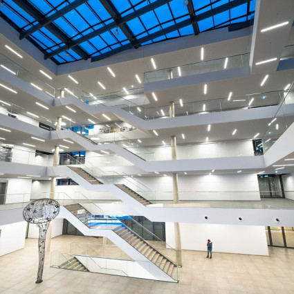Offenes Treppenhaus im Inneren des Brainlab-Gebäudes, 2019