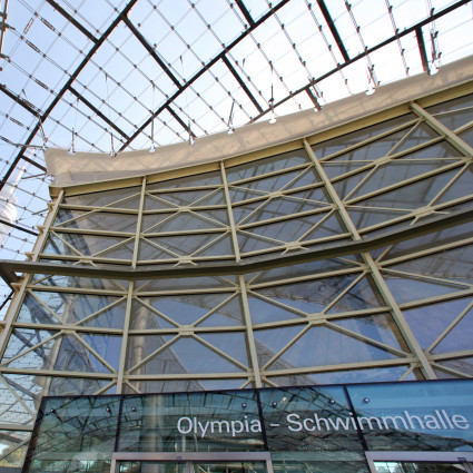 Eingang der Olympia-Schwimmhalle, 2013