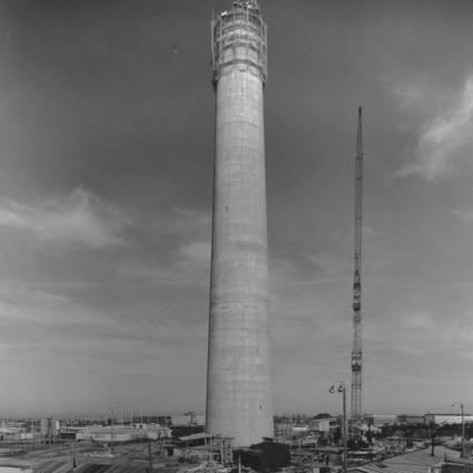 Construction work on the Olympiaturm at a height of about 100 meters, 1965