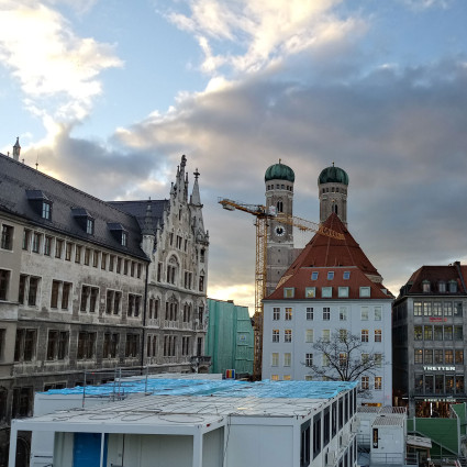 Der Marienhof als Baustelle mit Blick zum Rathaus und zur Frauenkirche, 2020