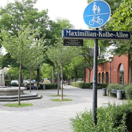 Maximilian-Kolbe-Allee is designed as a promenade.