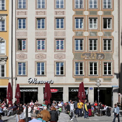 View of the facade of Marienplatz 11