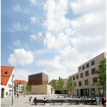 View of the fountain as a centre of attraction from the Orag House with the Ohel Jakob Jewish Synagogue in the background, 2008