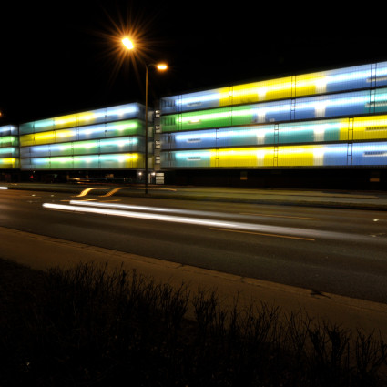 Wenn es dunkel wird, beginnen zwischen der Bad-Schachener-Straße und Grafinger Straße vier Lichtbänder zu leuchten.