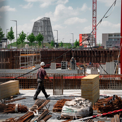 Herausragend im Hintergrund: die Energiezentrale auf dem Hügel inmitten der Bauentwicklung in Freiham, 2022