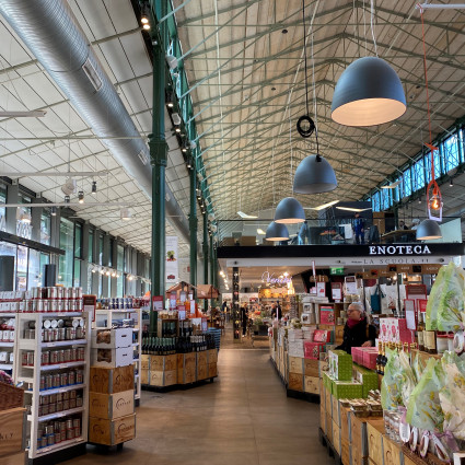 Im Inneren der Halle ist immer noch der Großmarkthallen-Charakter zu spüren.