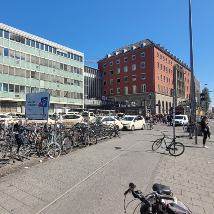 Der südliche Vorplatz wirkte bislang chaotisch: Taxis, Fahrräder, Menschen – für nichts ist richtig Platz, 2019.