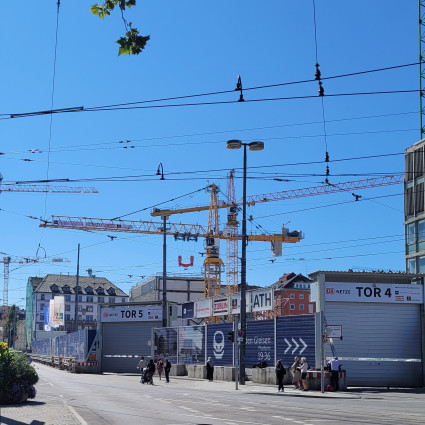 Der Blick zum Bahnhofplatz von der Luisenstraße aus während der Bauarbeiten, 2023