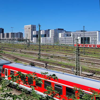 Blick von den Bahngleisen Richtung Arnulfpark, 2020