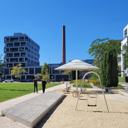 Arnulfpark mit Blick zum Schornstein der Freiheitshalle, 2023