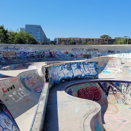 Mittlerweile hat der Skatepark Am Hirschgarten „Farbe bekommen“, 2023.