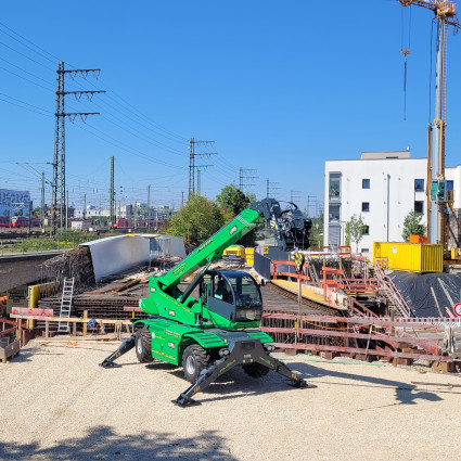 Im September 2023 wurde noch an der Fuß- und Radwegbrücke gebaut.