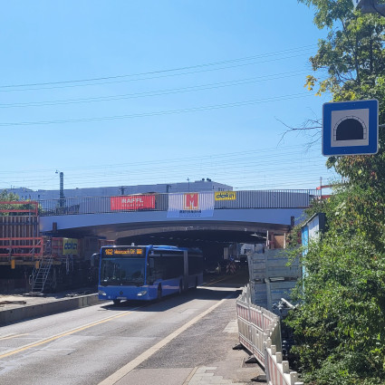 Offenbachstraße mit der neuen Fuß- und Radwegbrücke, 2023