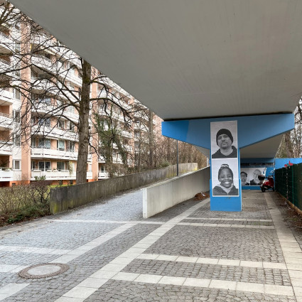 An der Fußgängerbrücke über die Quiddestraße sind noch Portraits zu finden, 2024.