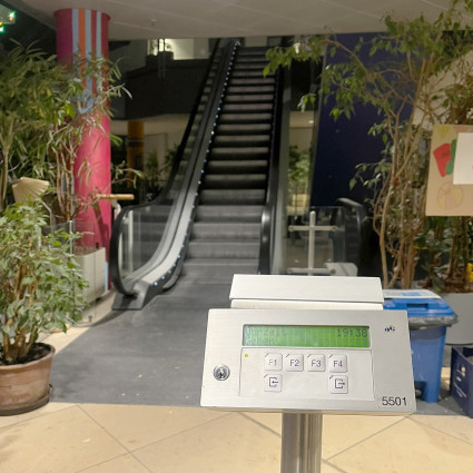 Die alten Stempeluhren der Allianz blieben erhalten und zieren das Foyer des „Shaere“, 2024.