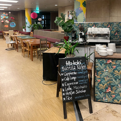 Im „Community Kitchen“ wird alles wiederverwendet, auch die Möbel, 2024.