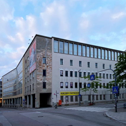 Blick auf das Münchner Stadtmuseum an der Kreuzung Oberanger - Rosental, 2024