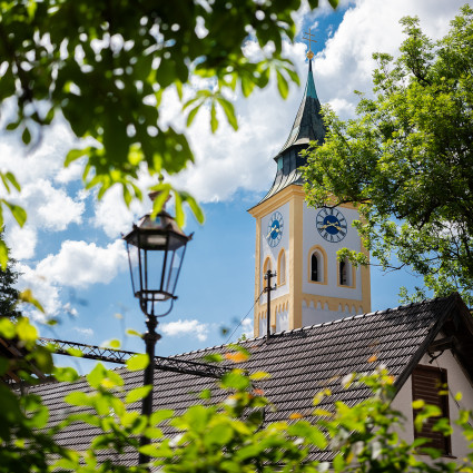 Die Heilig-Kreuz-Kirche ist mit ihrem 29 Meter hohen Turm das weithin sichtbare Wahrzeichen des Guts Freiham.