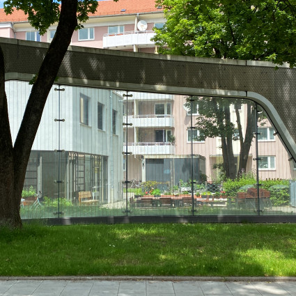 Blick in den Innenbereich und Garten von der Chiemgaustraße aus