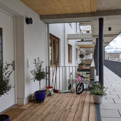 Die Wohnungen mit familienfreundlichen Grundrissen haben jeweils eine Terrasse oder einen Balkon.