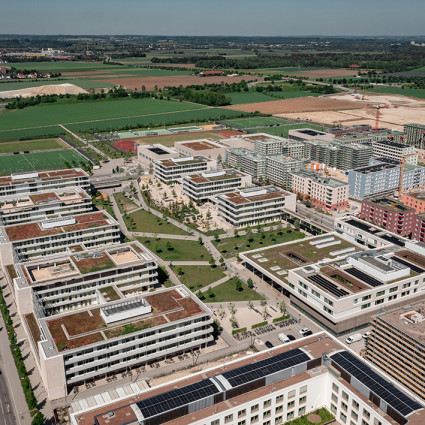 Vogelperspektive auf den Bildungscampus mit angrenzendem Sportpark
