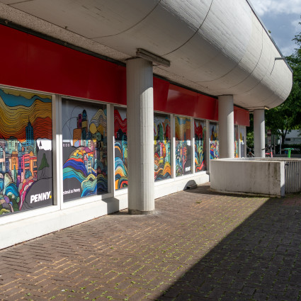 Schaufenstergalerie des Marx-Zentrums, die Gestaltung an der Penny Filiale bleibt langfristig erhalten, 2025.