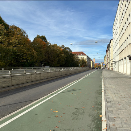 … als auch der an der Von-Der-Tann-Straße sind 2,80 Meter breit und grün asphaltiert, 2023.
