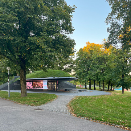 Der Gedenkort "Einschnitt" befindet sich im Park zwischen Olympischem Dorf und Georg-Brauchle-Ring.