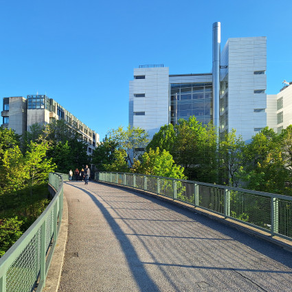 Blick über die Brücke (Ständlerstraße) zum Fritz District