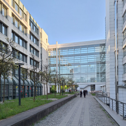 Auf dem ehemaligen Allianz-Areal sollen 200 Wohnungen, Büros, Geschäfte, Cafés, eine Kita und ein Kino entstehen.