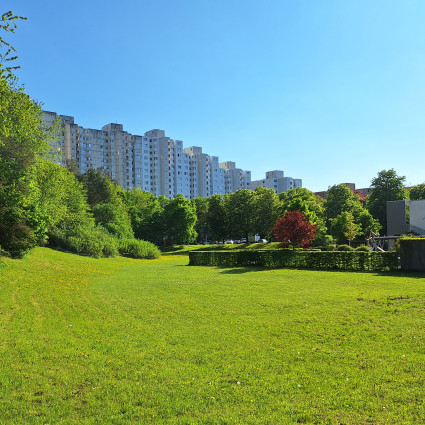 Green spaces in the inner courtyard of the residential ring with Christus Erlöser Catholic parish centre (right)