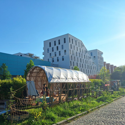 Umgeben ist die Schattenbank vom türkisfarbenen Life-Einkaufszentrum und dem Vier-Schanzen-Haus.
