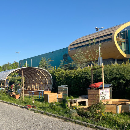 Die Schattenbank mit dem Life-Einkaufszentrum im Hintergrund