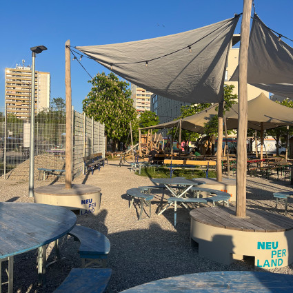Seating and a food truck invite you to enjoy Neuperland together.