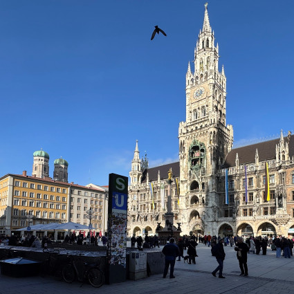Marienplatz mit den Spitzen der Zwiebeltürme der Frauenkirche und dem Neuen Rathaus und Mariensäule (von links)