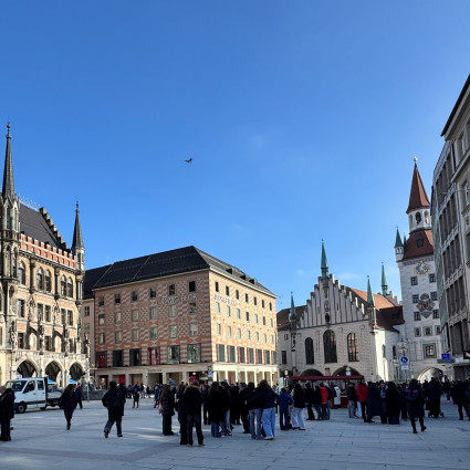 Marienplatz mit Blick zum Alten Rathaus, einem gotischen Profanbau.