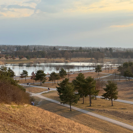 Blick auf den Riemer Park zum Riemer See von einem der beiden Aussichts- und Rodelhügel, 2026